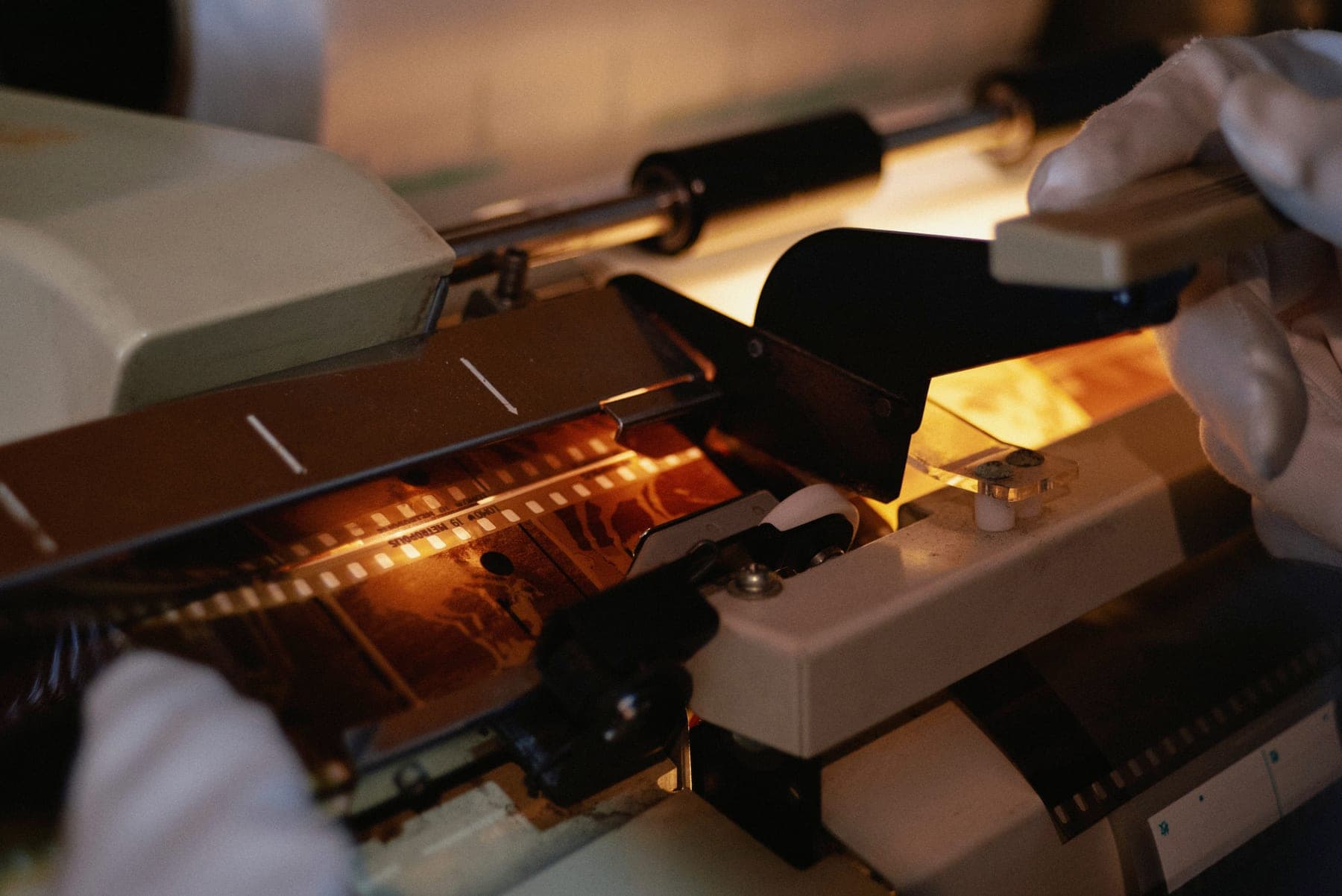 フィルムを読み取り機に通して確認する現場
