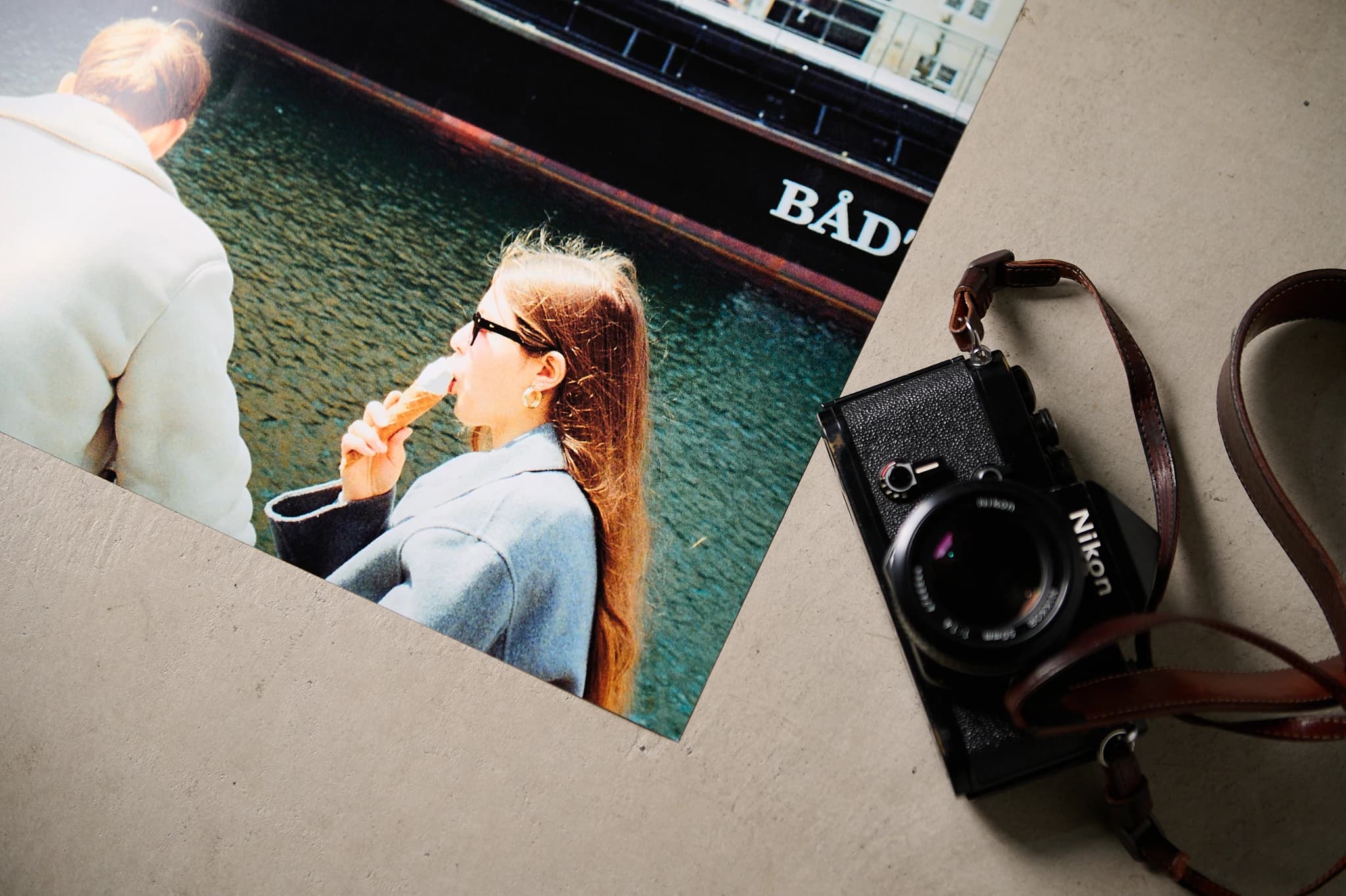プリントした写真とフィルムカメラ