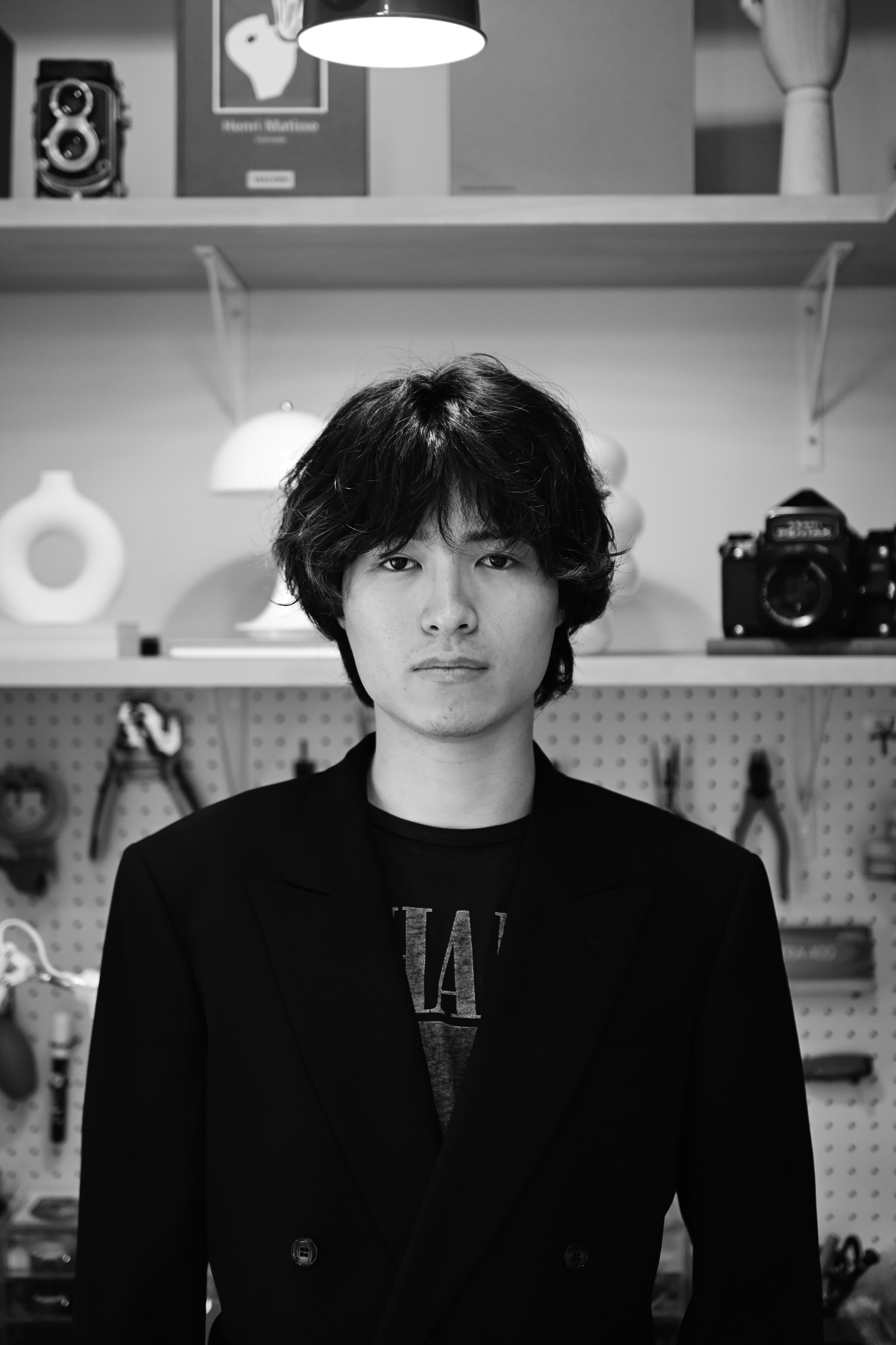 作業場で撮影した西 航郁宜のポートレート
